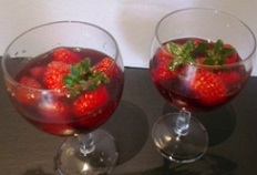 Photo Soupe froide de fraises au vin rouge